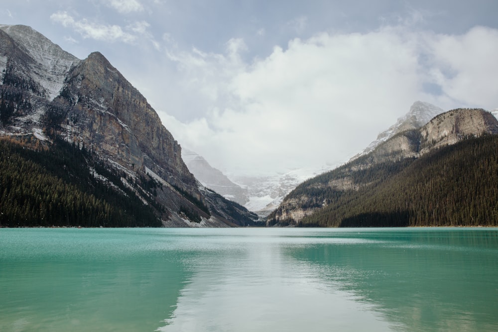 lago in mezzo alle montagne