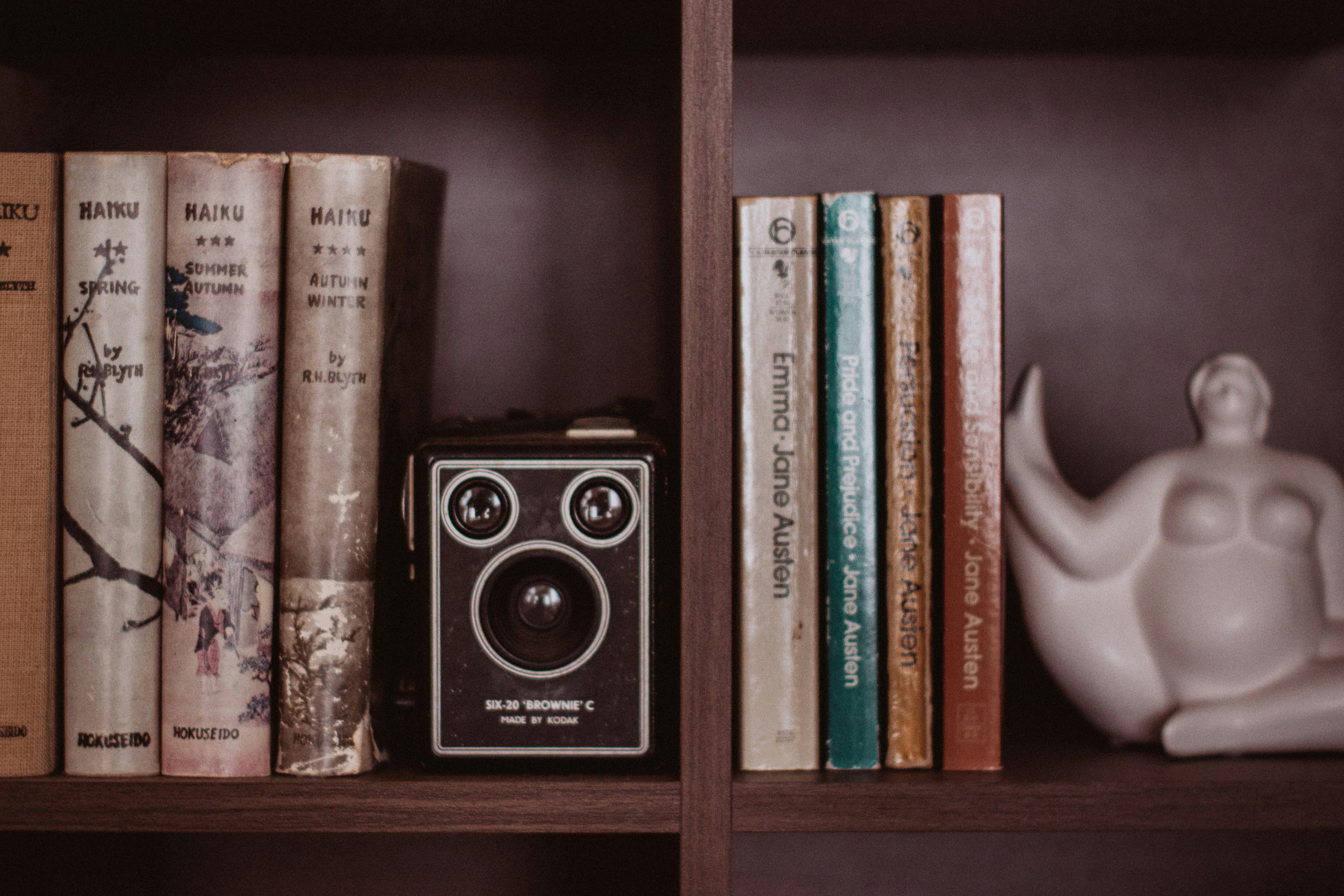 Altoparlante nero e argento su ripiano in legno marrone