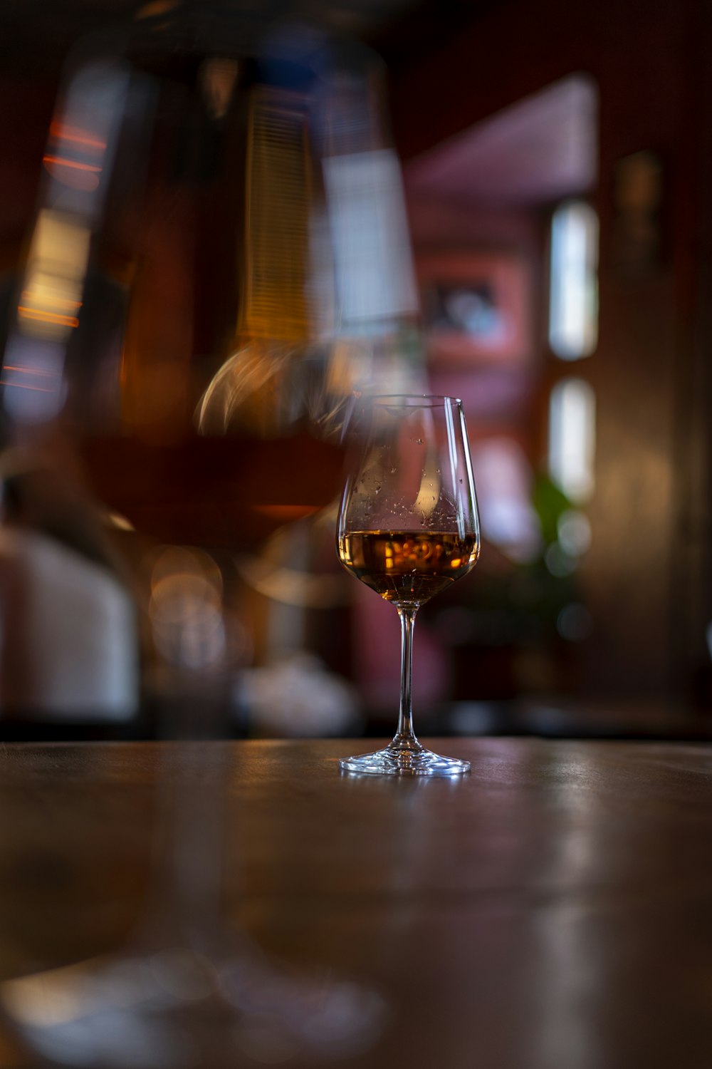 verre à vin transparent sur table en bois brun