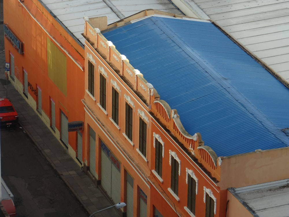 Edificio de hormigón azul y marrón