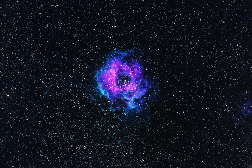 Ilustración de galaxia púrpura y azul