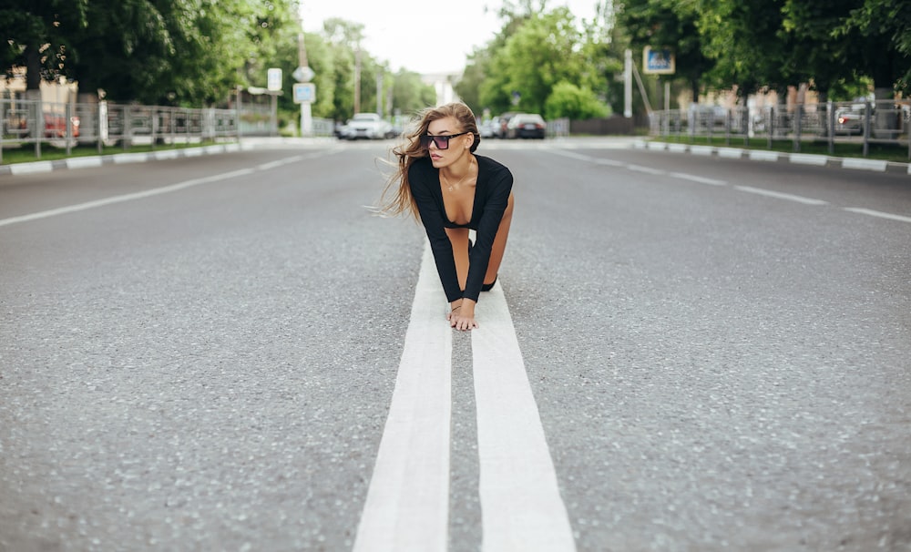 mulher no blazer marrom que está na estrada durante o dia