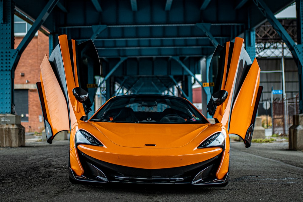 Lamborghini Aventador naranja estacionado en una carretera asfaltada gris durante el día