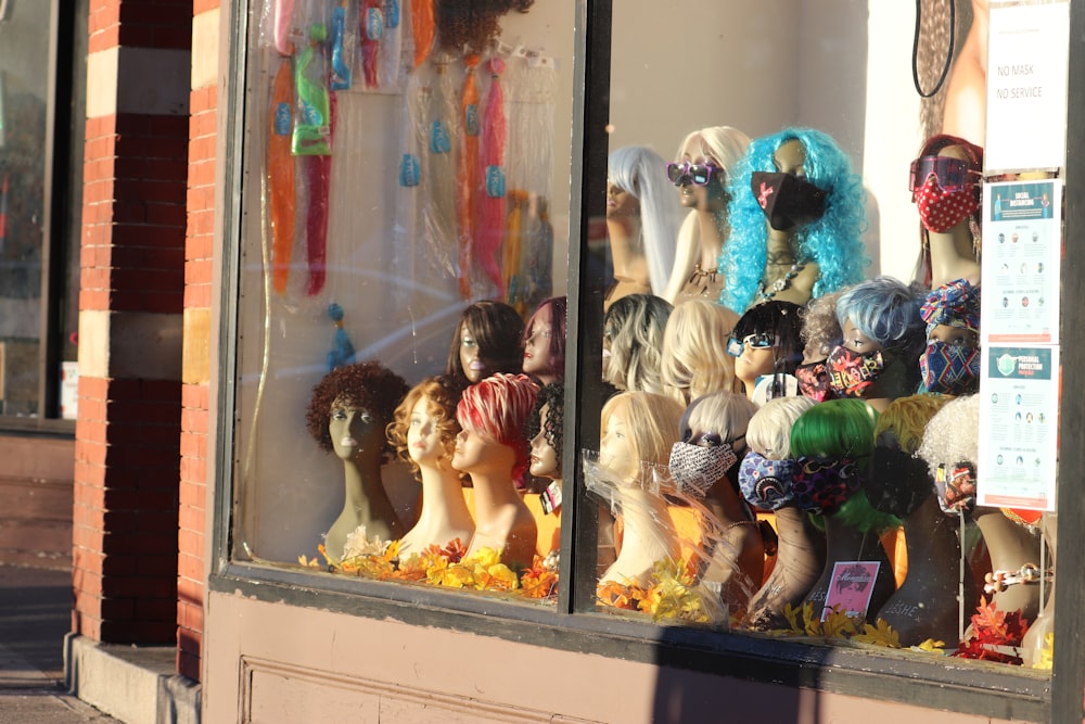 Couleur assortie de poupée dans la vitrine photo – Photo Middletown  Gratuite sur Unsplash