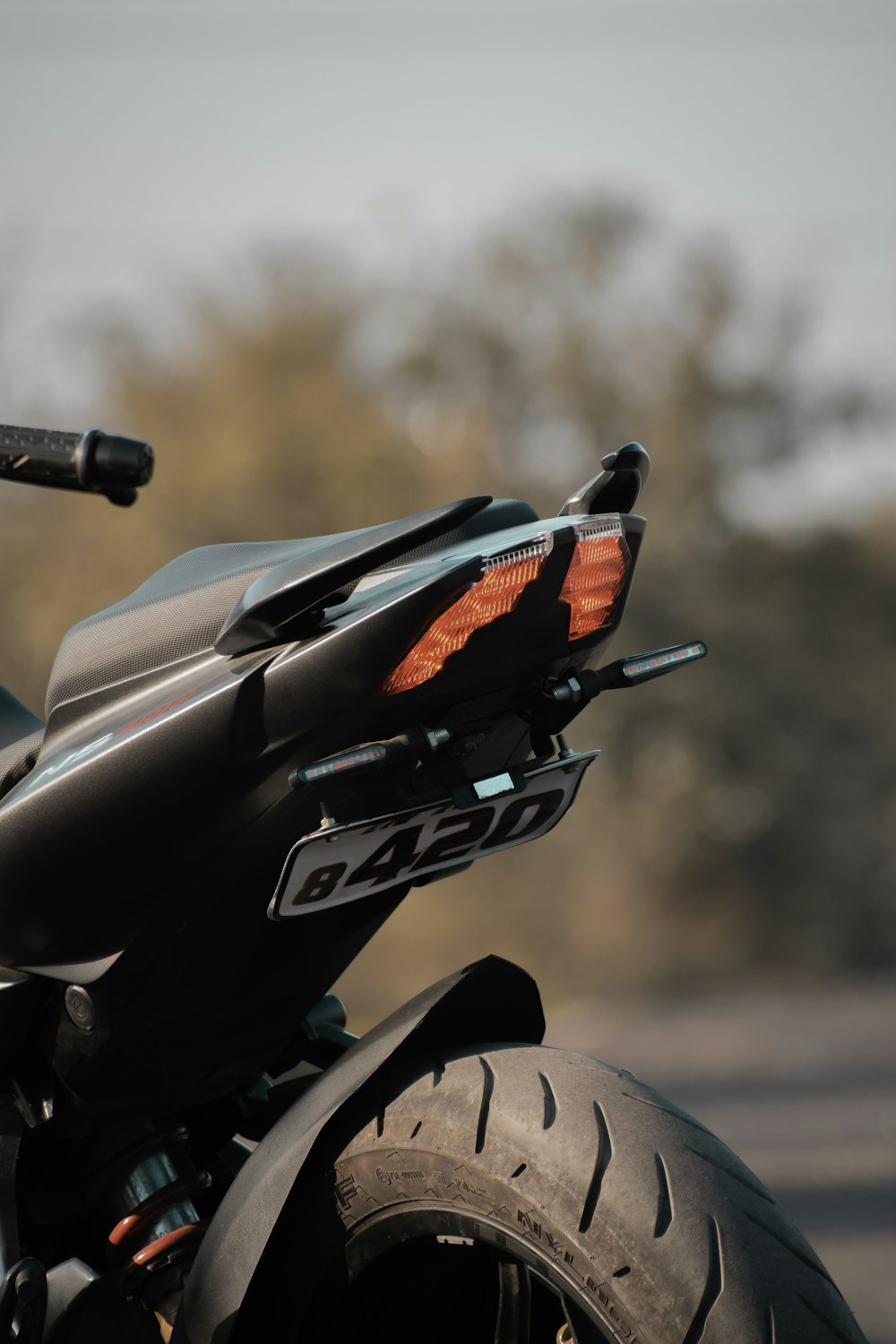 Schwarz-rotes Motorrad mit Tilt-Shift-Objektiv