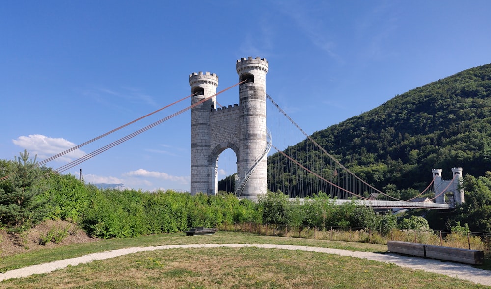 Puente de hormigón gris bajo el cielo azul durante el día