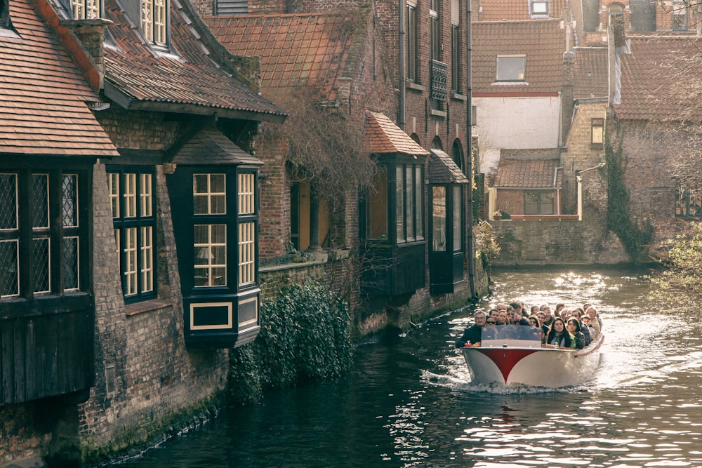 weißes und rotes Boot tagsüber auf dem Fluss