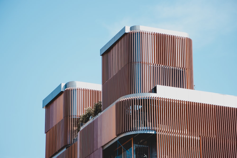 Edificio de hormigón marrón durante el día