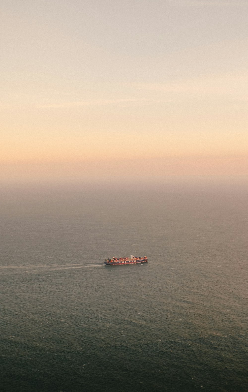 Rotes Boot auf See tagsüber