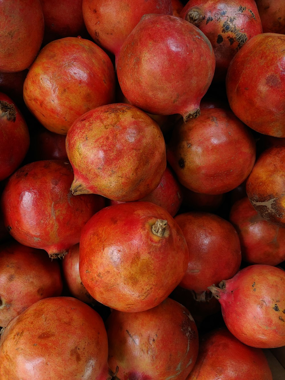 rote runde Früchte auf braunem Holztisch