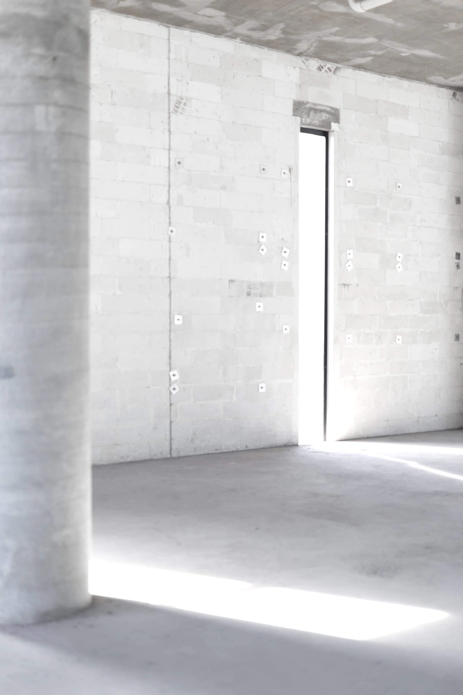 Concrete interior with light — ph. unsplash
