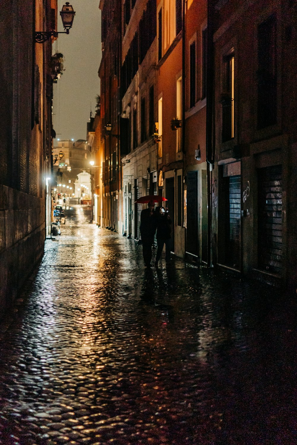 personas que caminan por la calle entre edificios durante el día