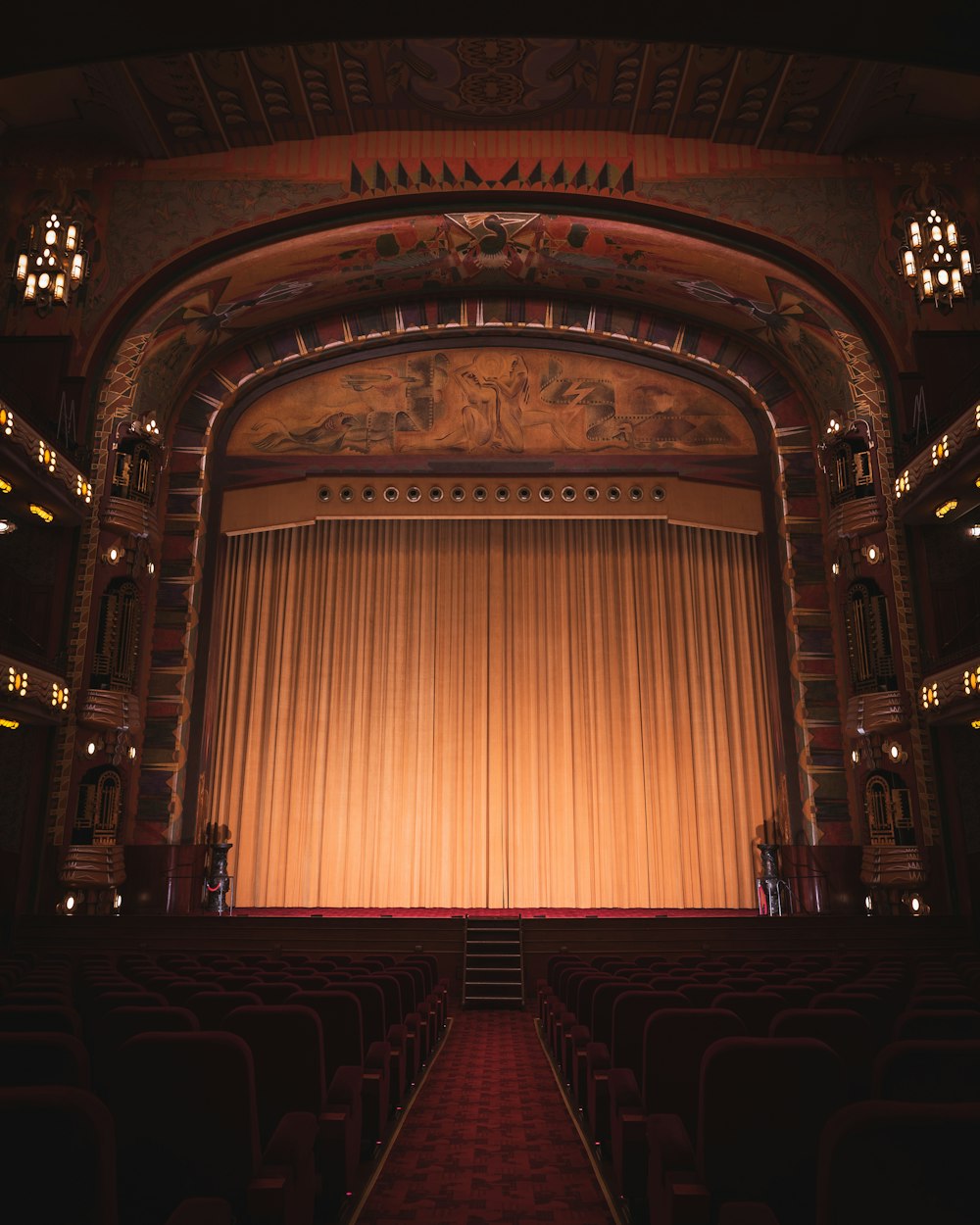 Intérieur de théâtre marron et rouge