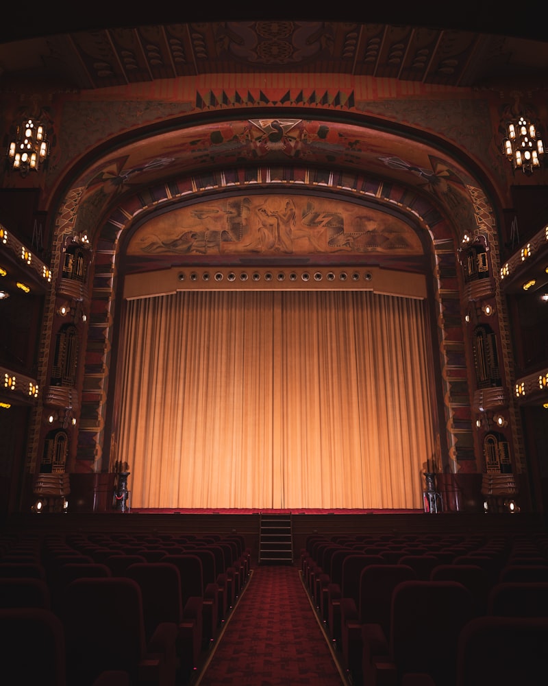 Wnętrze teatru z czerwonymi fotelami