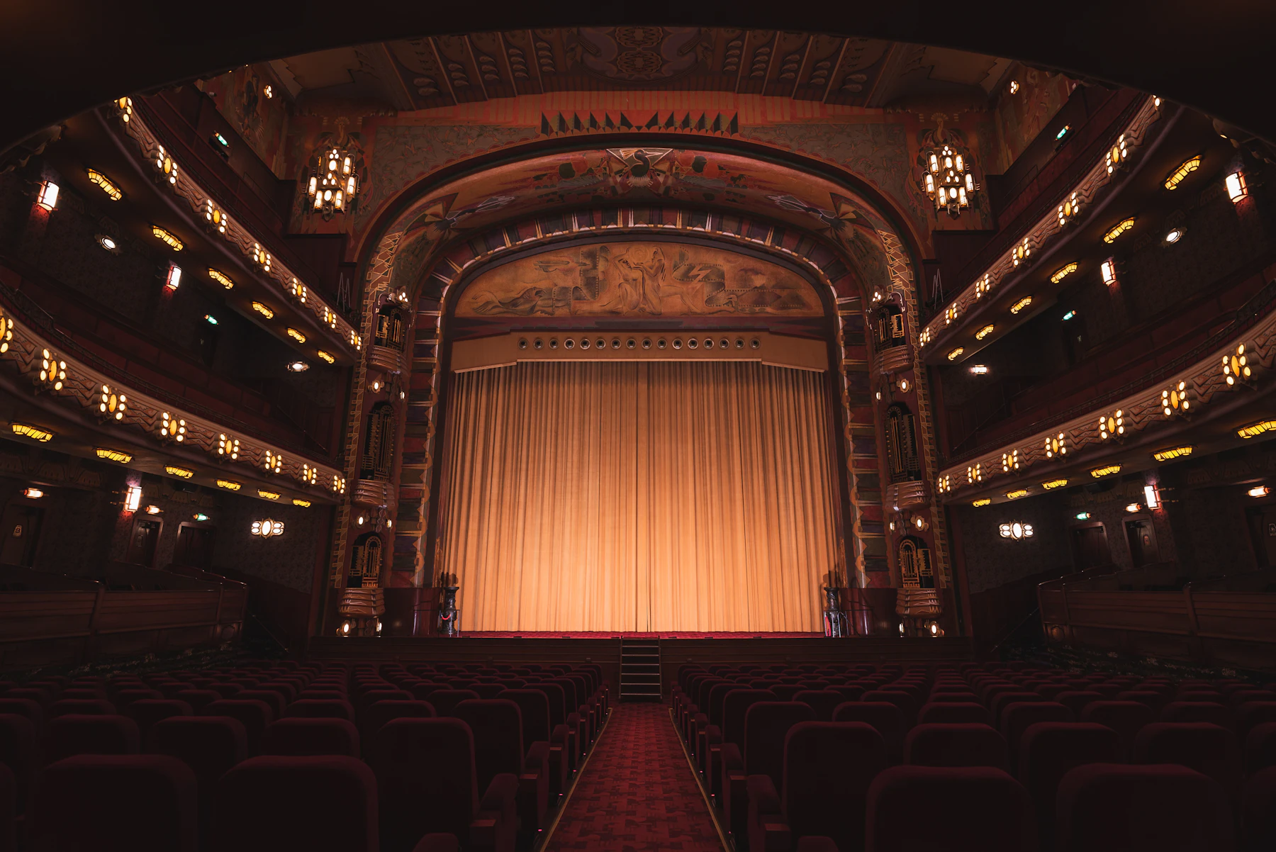 Beyoğlu’nda kapanmış bir sinema salonunun boş koltukları.
