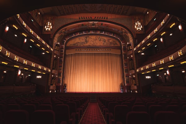 Drewniane krzesła w teatrze