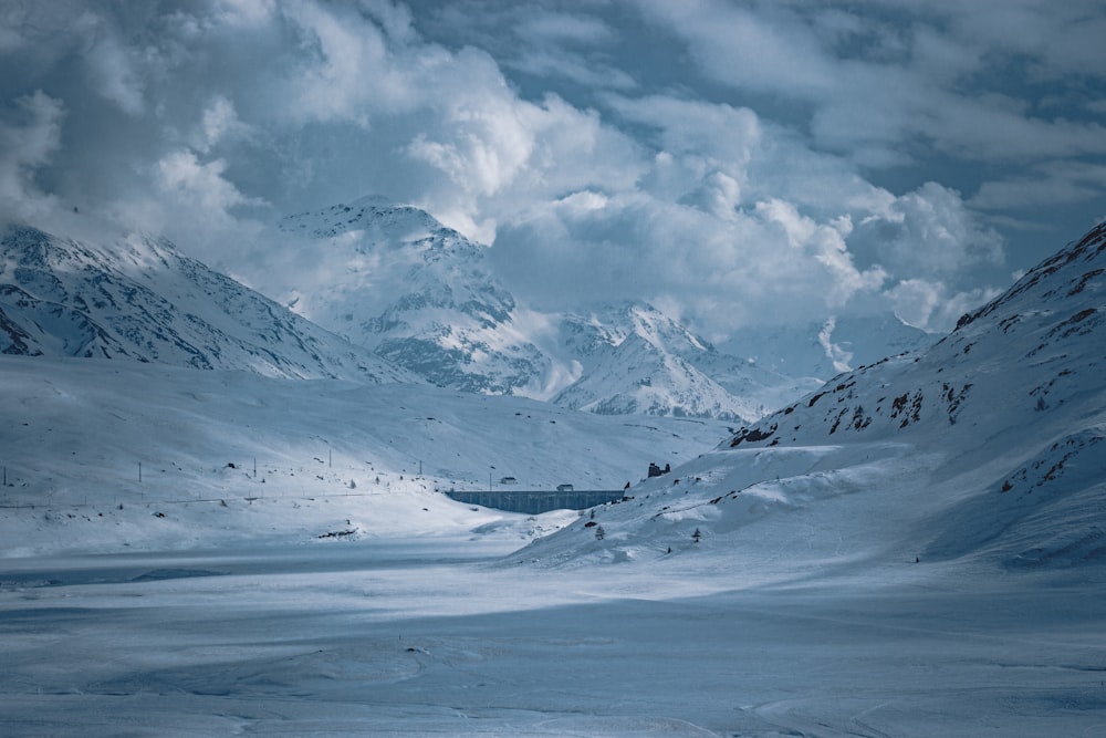 montanha coberta de neve sob nuvens brancas durante o dia