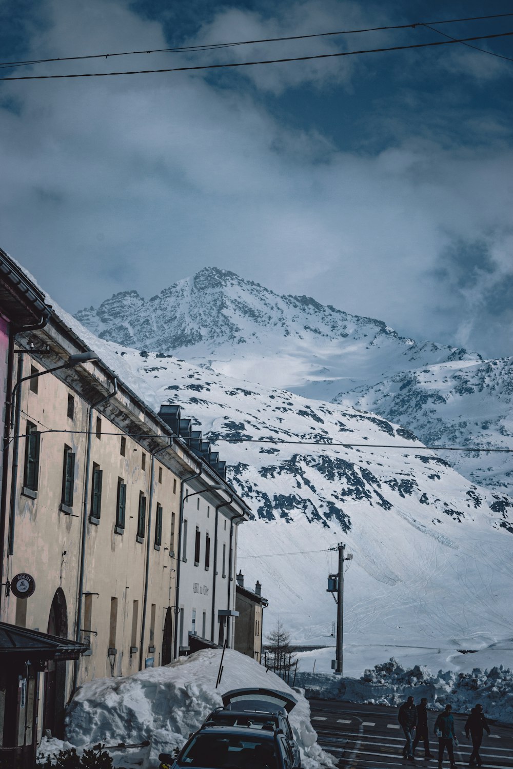 montanha coberta de neve sob céu nublado durante o dia