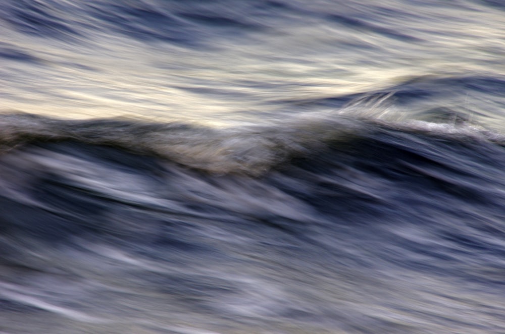 Ein verschwommenes Foto einer Welle im Ozean