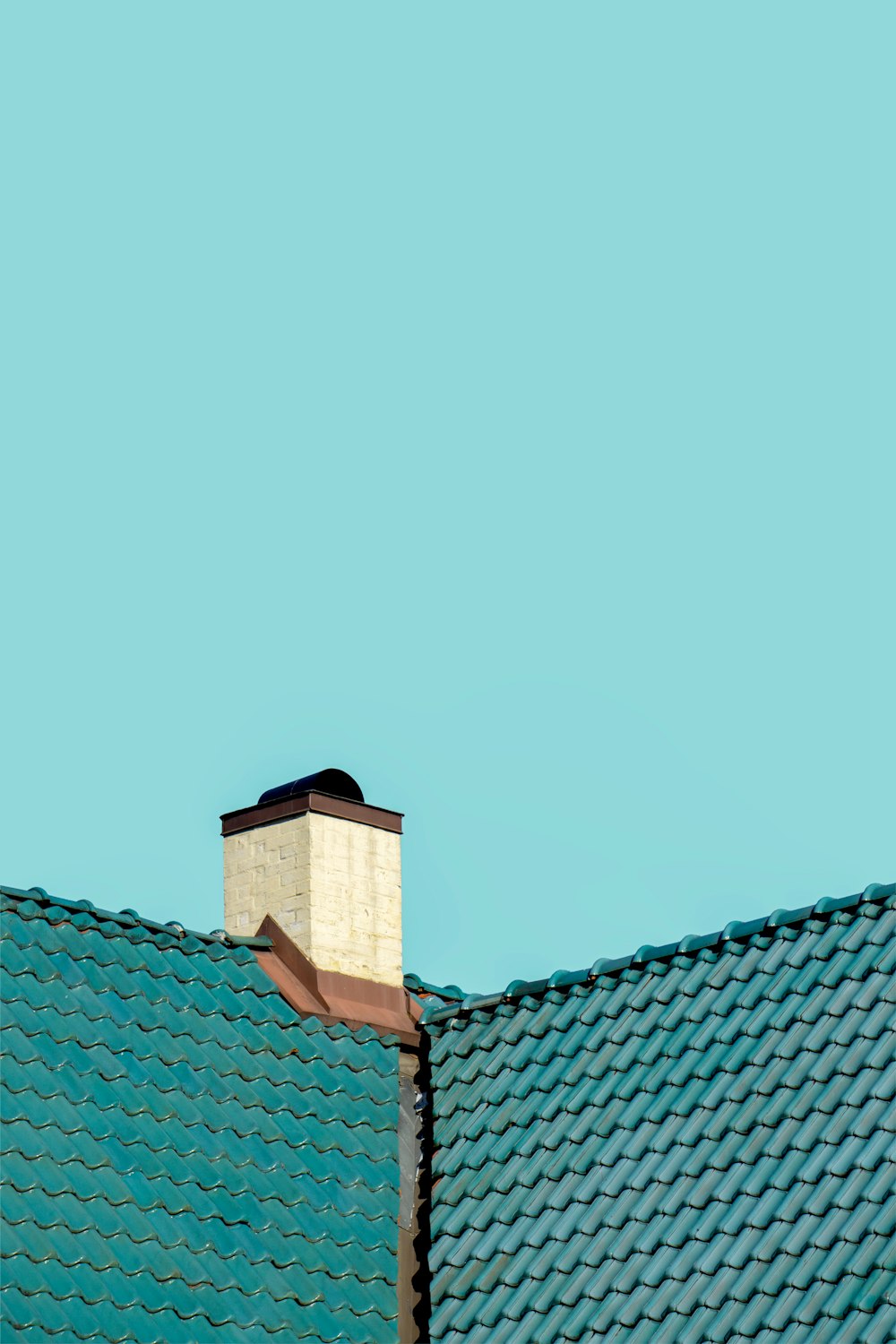 Edificio de hormigón marrón bajo el cielo azul durante el día