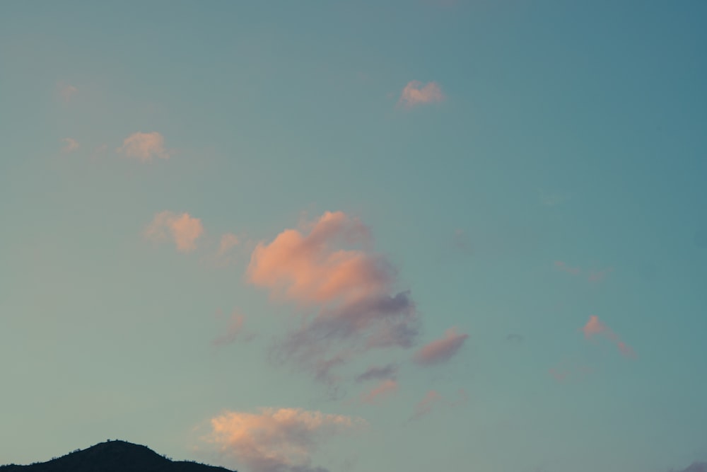 nuvole bianche e cielo blu durante il giorno