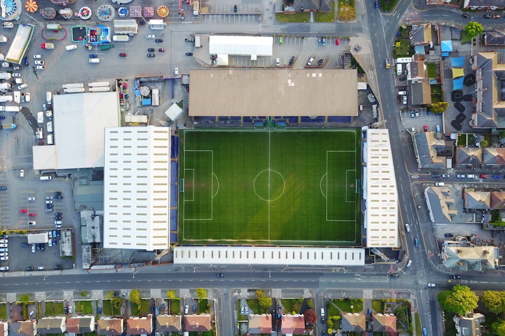 日中のサッカー場の空中写真
