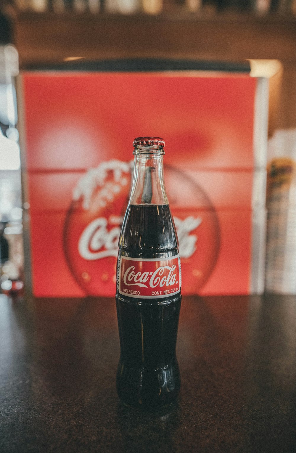 Bouteille de Coca Cola sur table en bois marron photo – Photo Rouge  Gratuite sur Unsplash