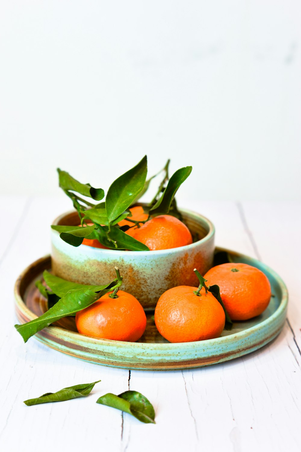 Frutti arancioni su ciotola di ceramica bianca