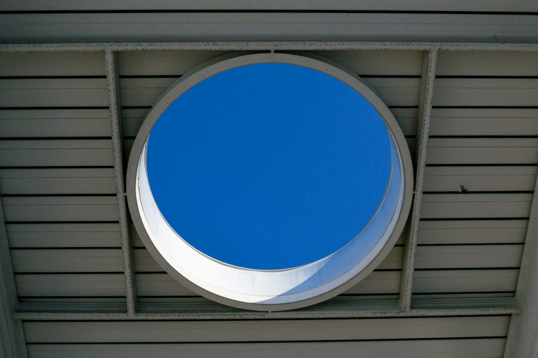 blue and white round frame