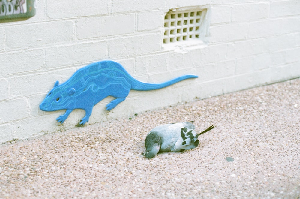 giocattolo di plastica dinosauro blu e grigio