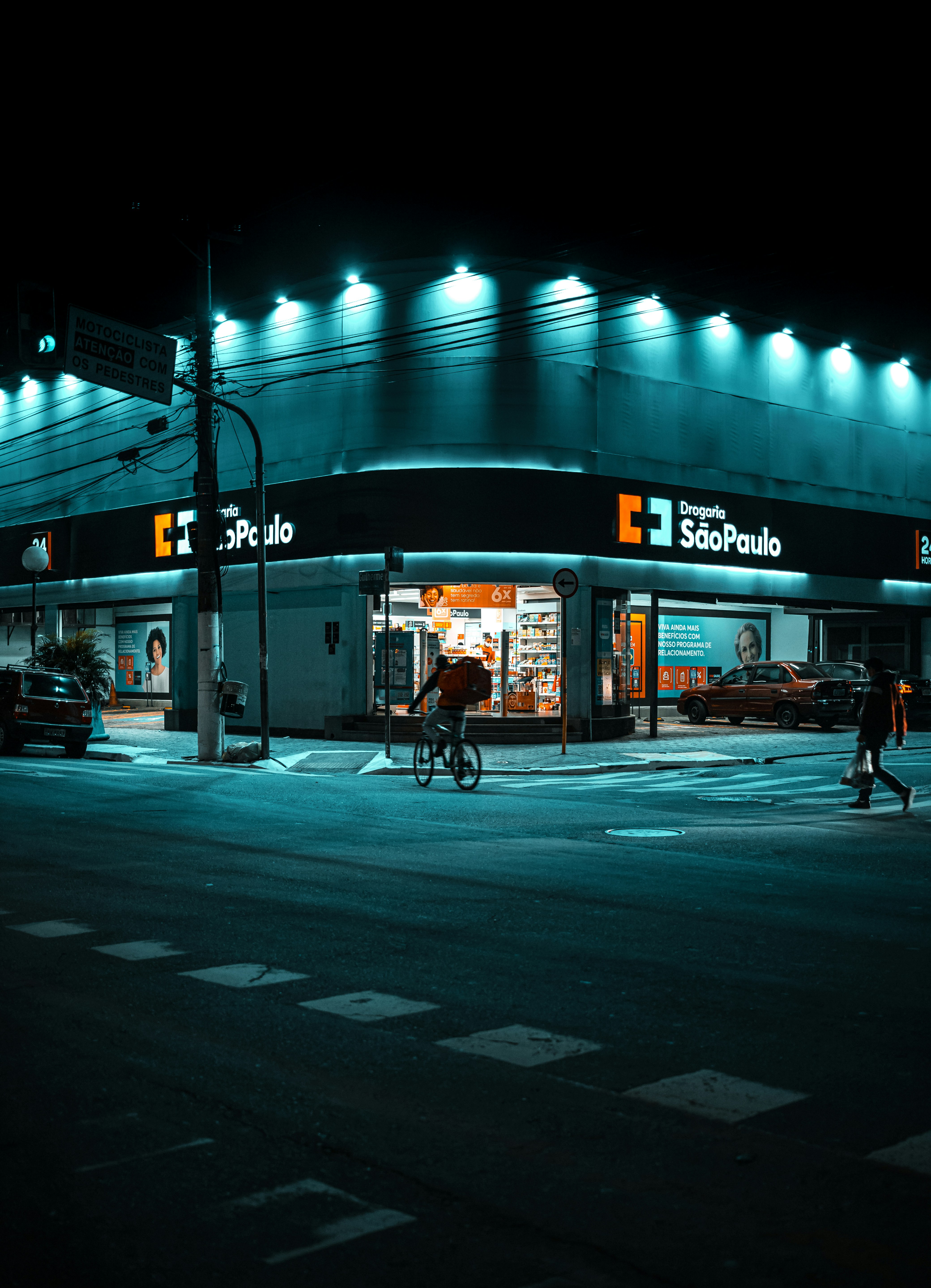 persone che camminano sul marciapiede durante la notte