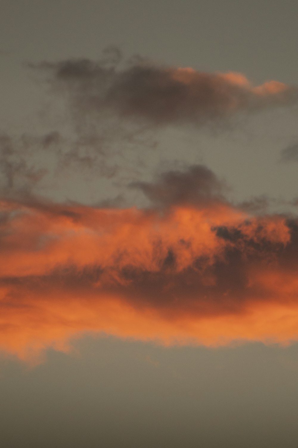 일몰 동안 주황색과 회색 구름
