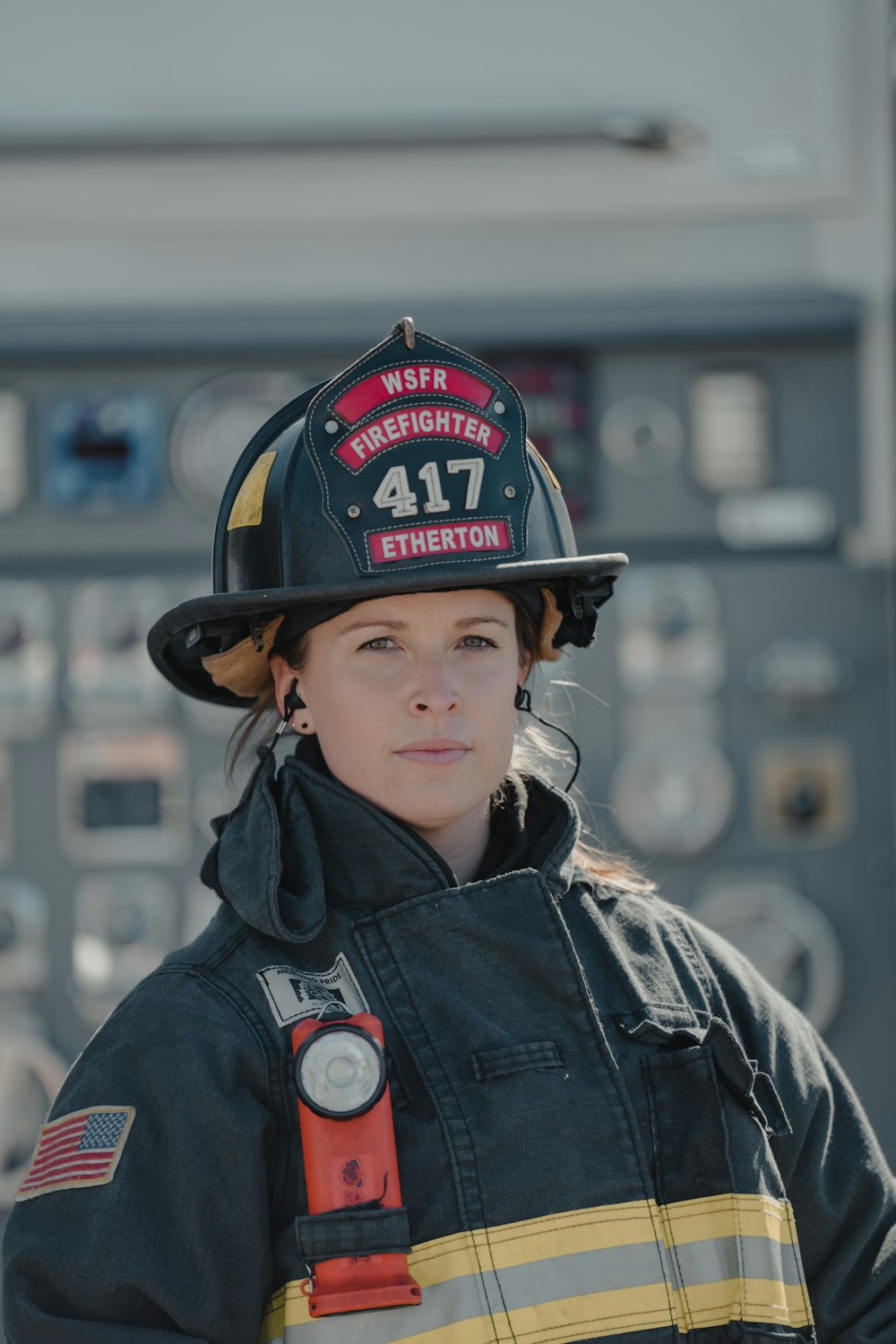 garçon en veste en cuir noir portant un casque noir et rouge