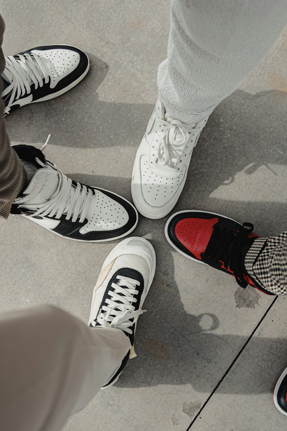 Foto Persona con zapatillas nike blancas y rojas gratis Unsplash