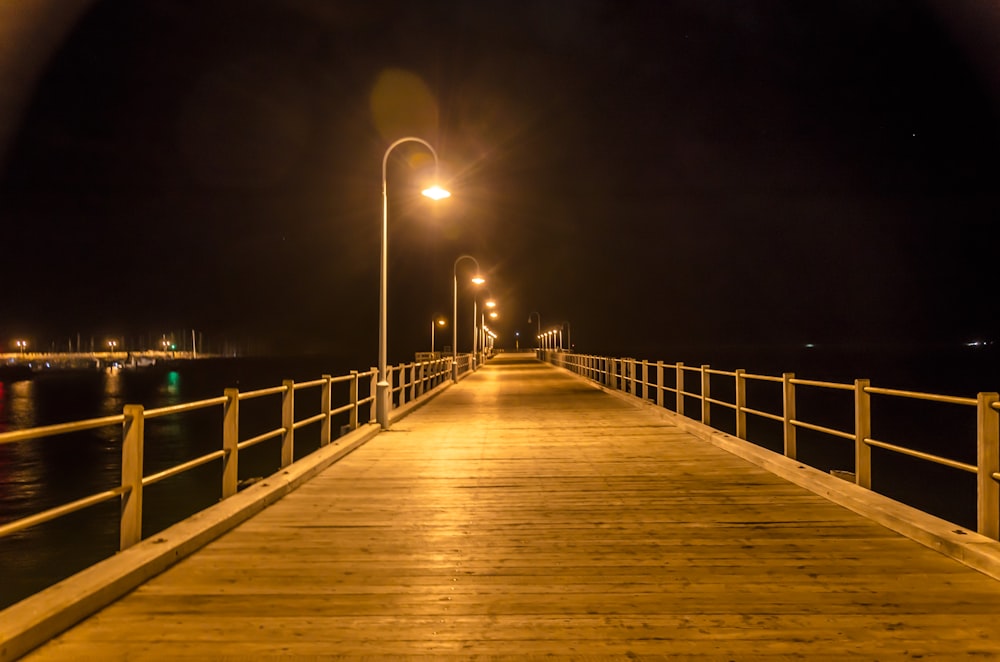 beleuchtete Pfostenlampen am Dock während der Nachtzeit