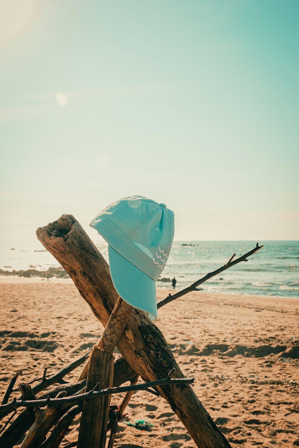 낮 동안 해변에 갈색 나무 통나무에 파란색 비닐 봉투