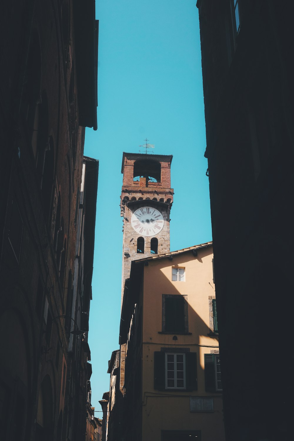 Edificio de hormigón marrón durante el día