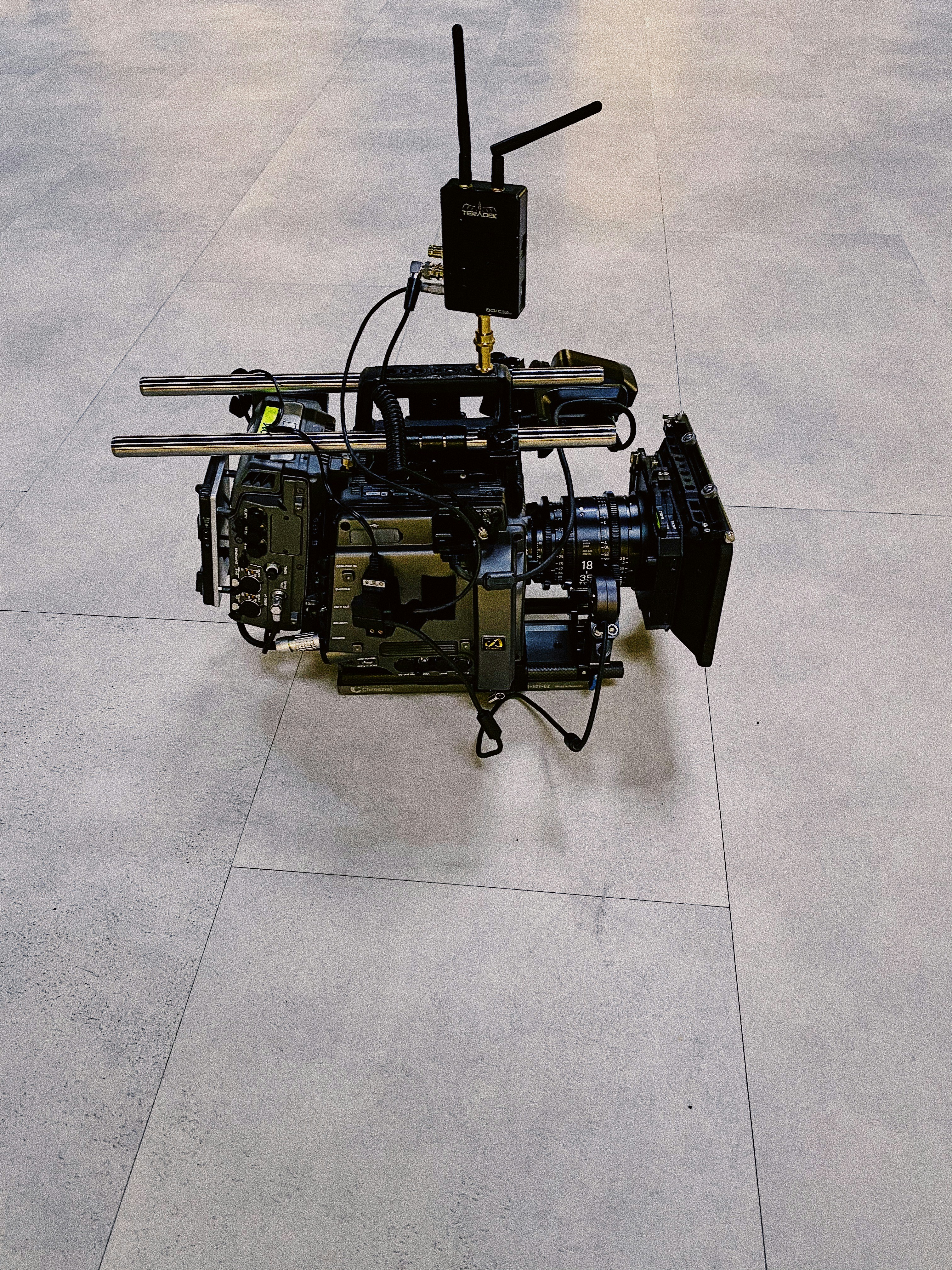 machine en métal noir et bleu