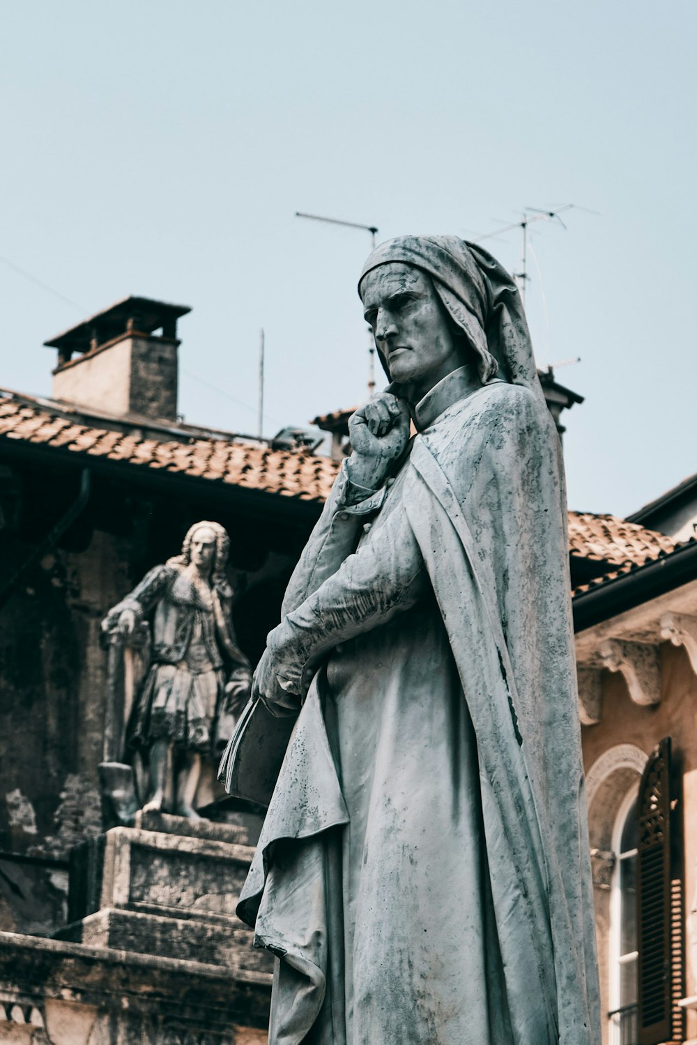 man in robe statue during daytime