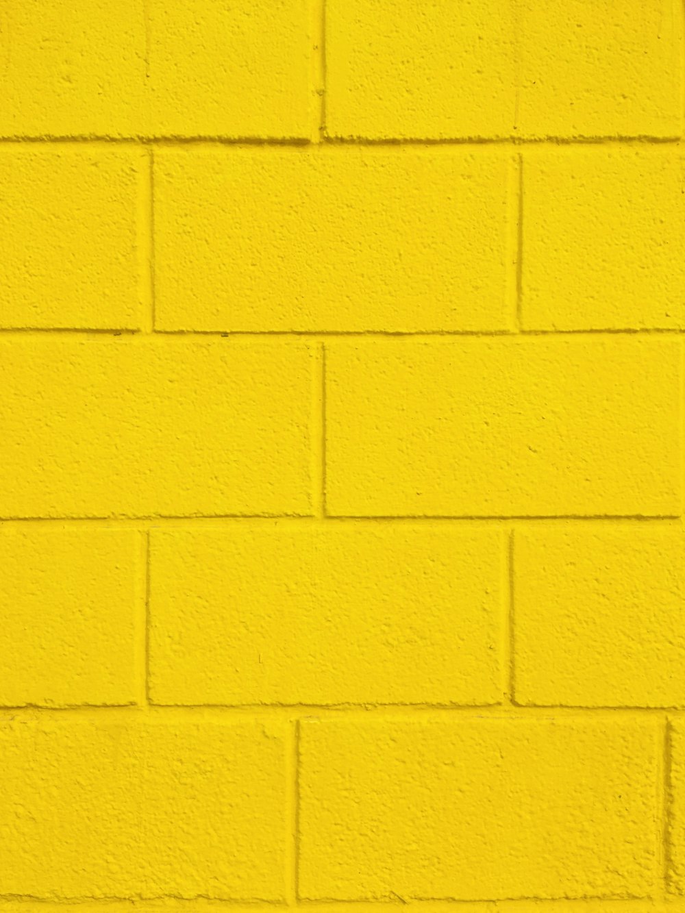 黄色のペンキで黄色に塗られた壁