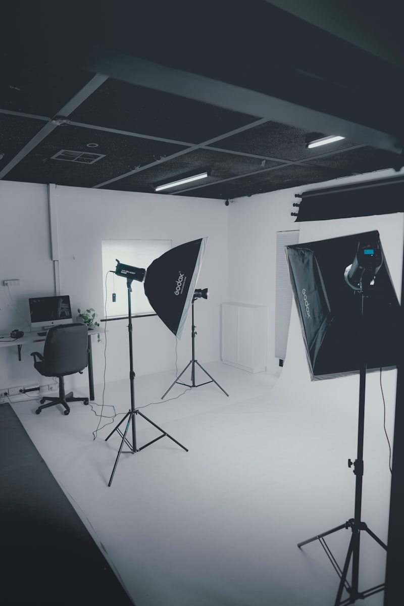 Stativ und Mikrofon im Studio