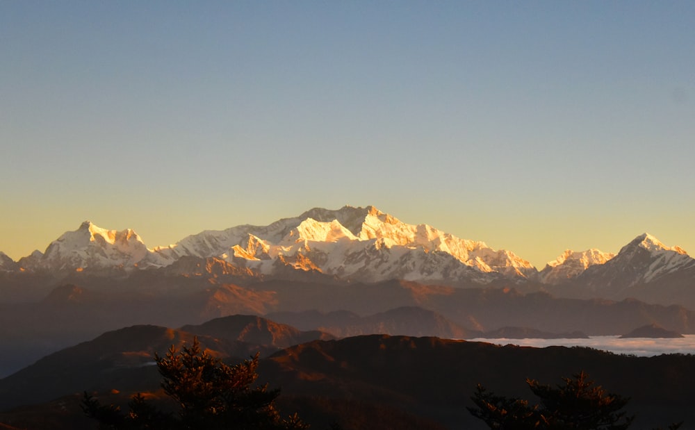 montagne innevate durante il giorno