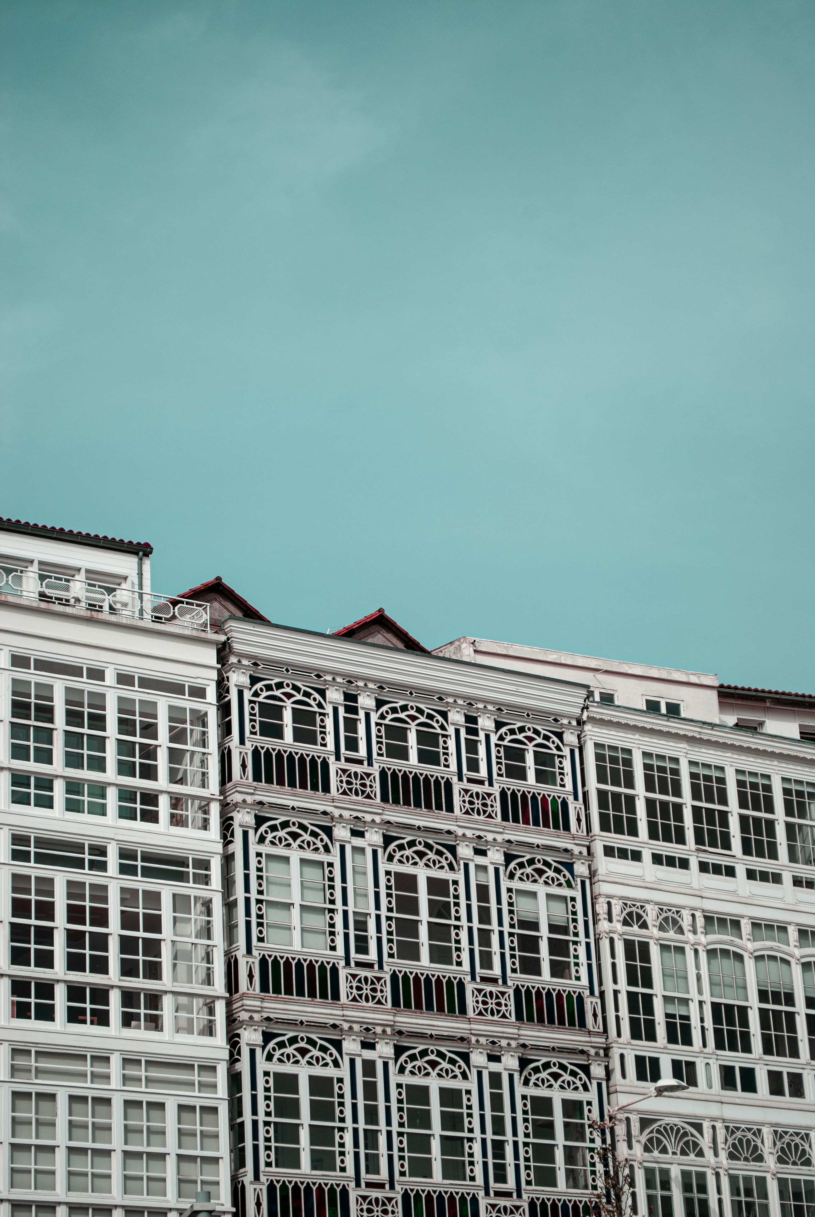 Weiß-rotes Betongebäude unter blauem Himmel tagsüber