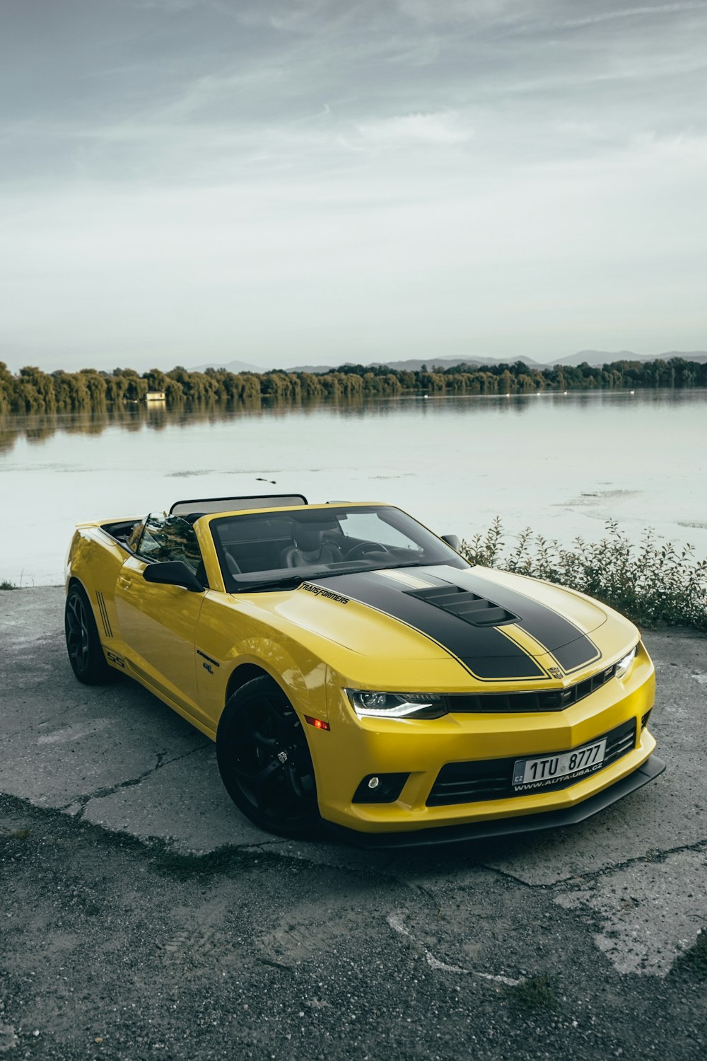 Chevrolet Camaro gialla su strada di cemento grigio durante il giorno