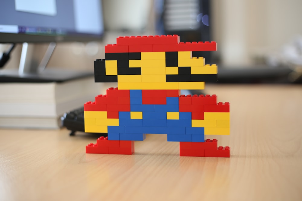 gelb-rote und blaue Lego-Steine