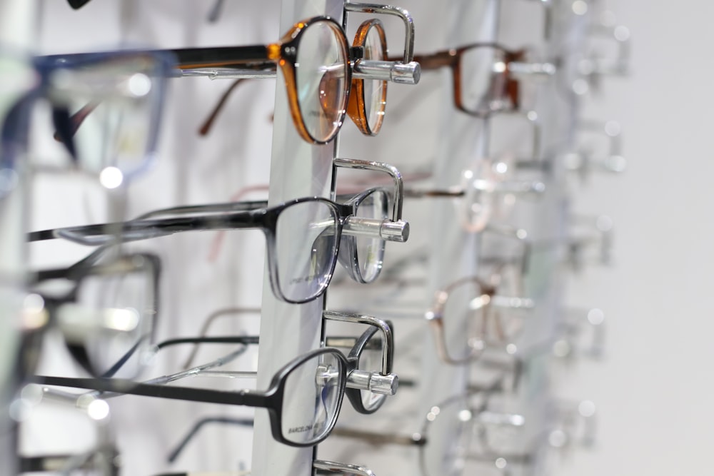 occhiali da vista con montatura argento su vetro trasparente