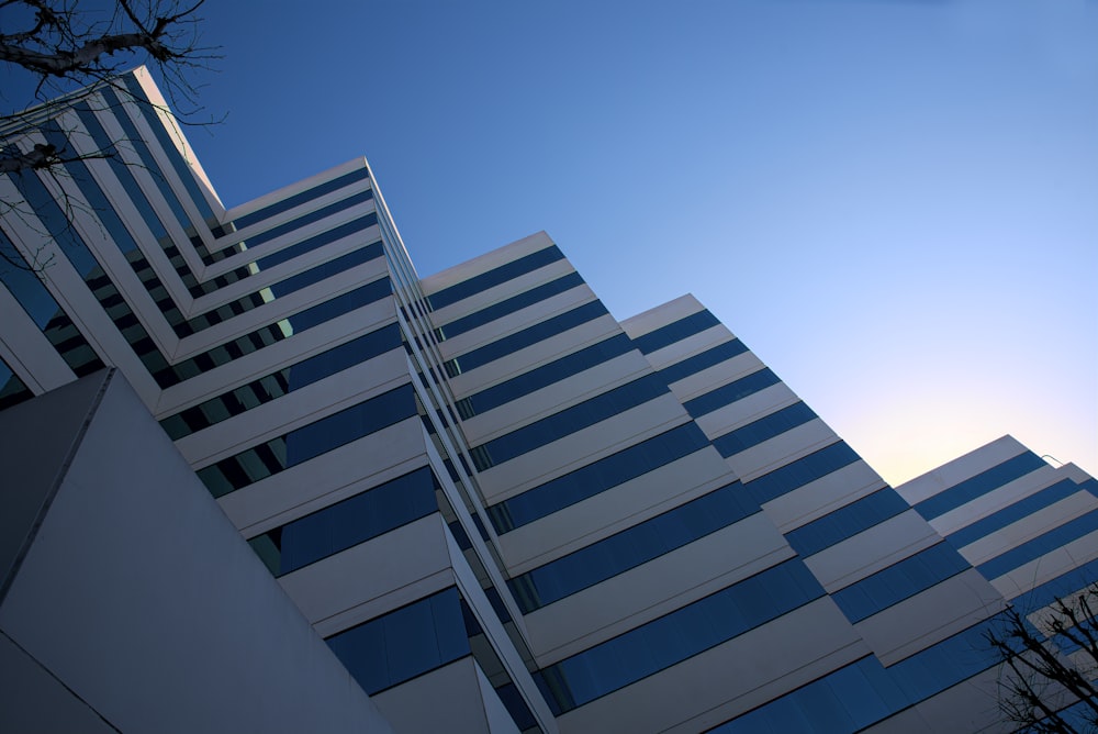 Edificio de hormigón blanco y negro bajo cielo azul durante el día