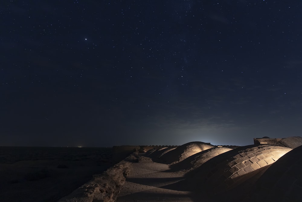 Arena marrón bajo el cielo azul durante la noche