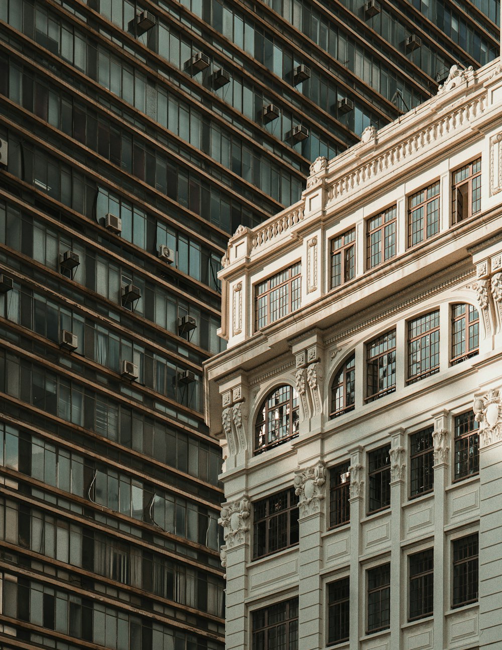 Edificio de hormigón marrón durante el día