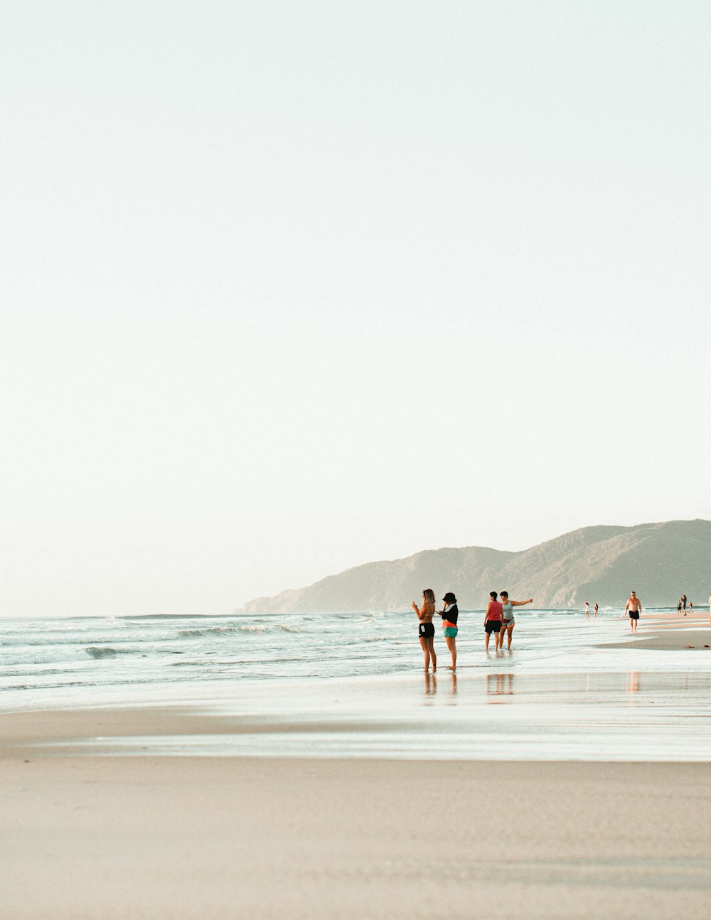 pessoas na praia durante o dia